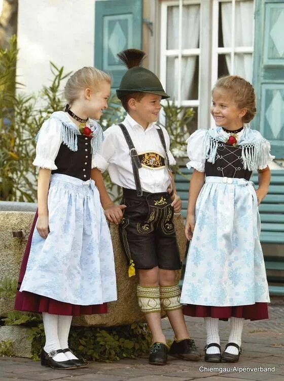 Немецкие дети в россии. Национальная одежда немцев. Национальный костюм Германии. Немецкая Национальная одежда для детей. Костюм немецкий национальный для детей.