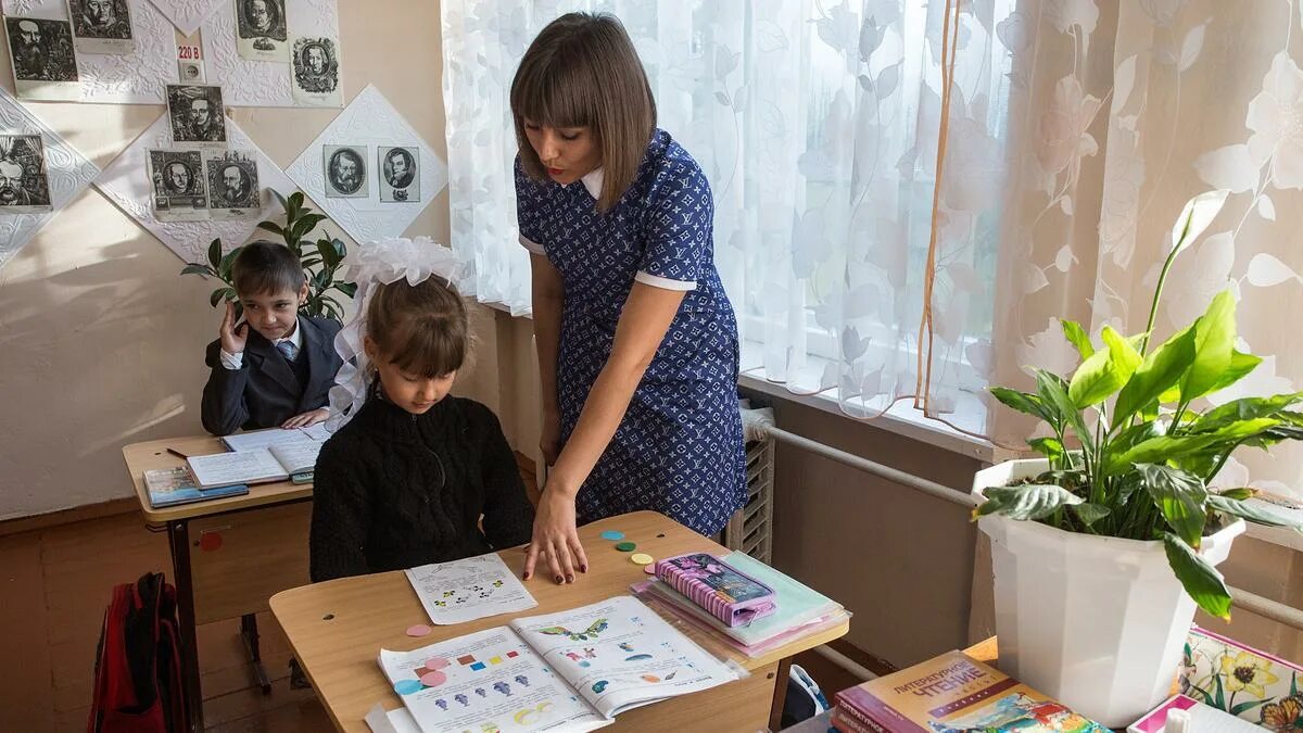 Помощь молодым специалистам в сельской местности. Программа земский учитель. Сельский учитель. Молодой специалист льготы. Учитель в сельской школе.