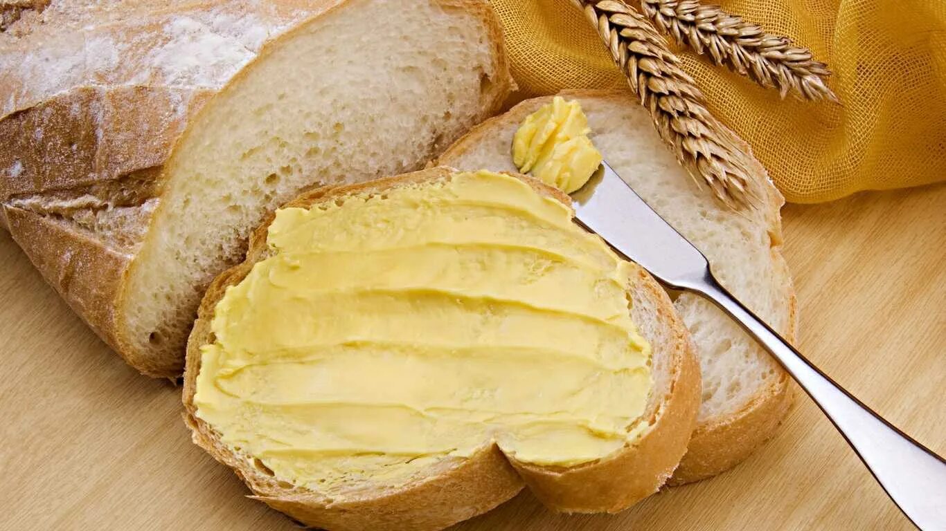 Хлеб с маслом можно есть. Бутерброд с маслом. Хлеб с маслом. Батон с маслом. Бутерброд хлеб с маслом.