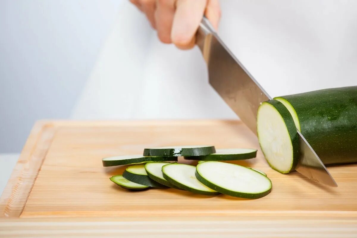 Что будет если съесть сырой кабачок. Но есть кабачки. Съешь кабачок. Chopping zucchini oblong. Съешь кабачок.
