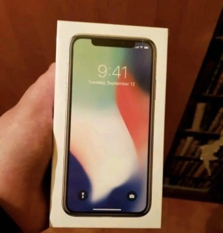 Iphone x коробка. Коробки айфонов 10. Коробка айфона в руке. Коробка от iphone 10. Iphone 15 pro красноярск