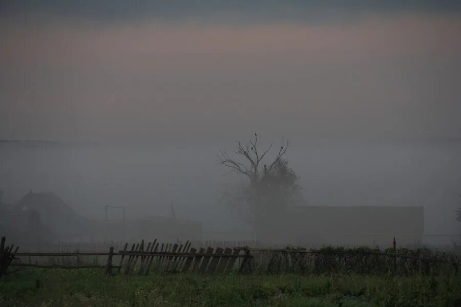 Где туман. Деревня в тумане. Ставрополь туман. Туман сильный в селе. Хмурое туманное утро.