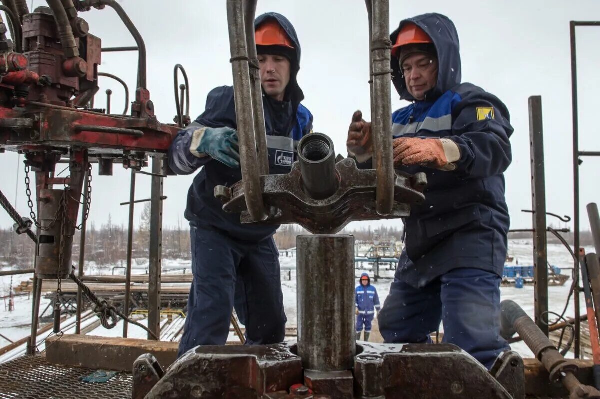 Профессия бурильщик. Нефтяник бурильщик. Помощник бурильщика. Помбур крс. Помбур бурение.