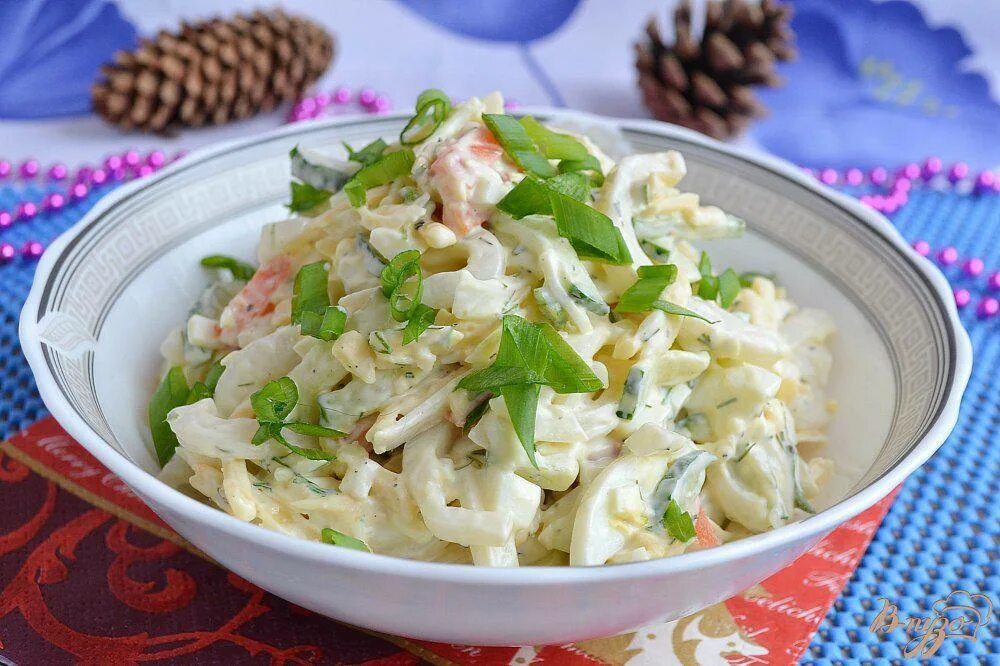 Салат из кальмаров с рисом. Салат с кальмарами и рисом. Салат из кальмаров с рисом. Салат кальмары рис огурец. Салат из кальмаров с рисом.