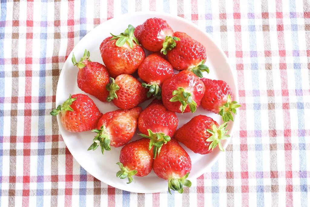 Download wallpaper Strawberry, Plate, Food, section food in resolution 3200x1200