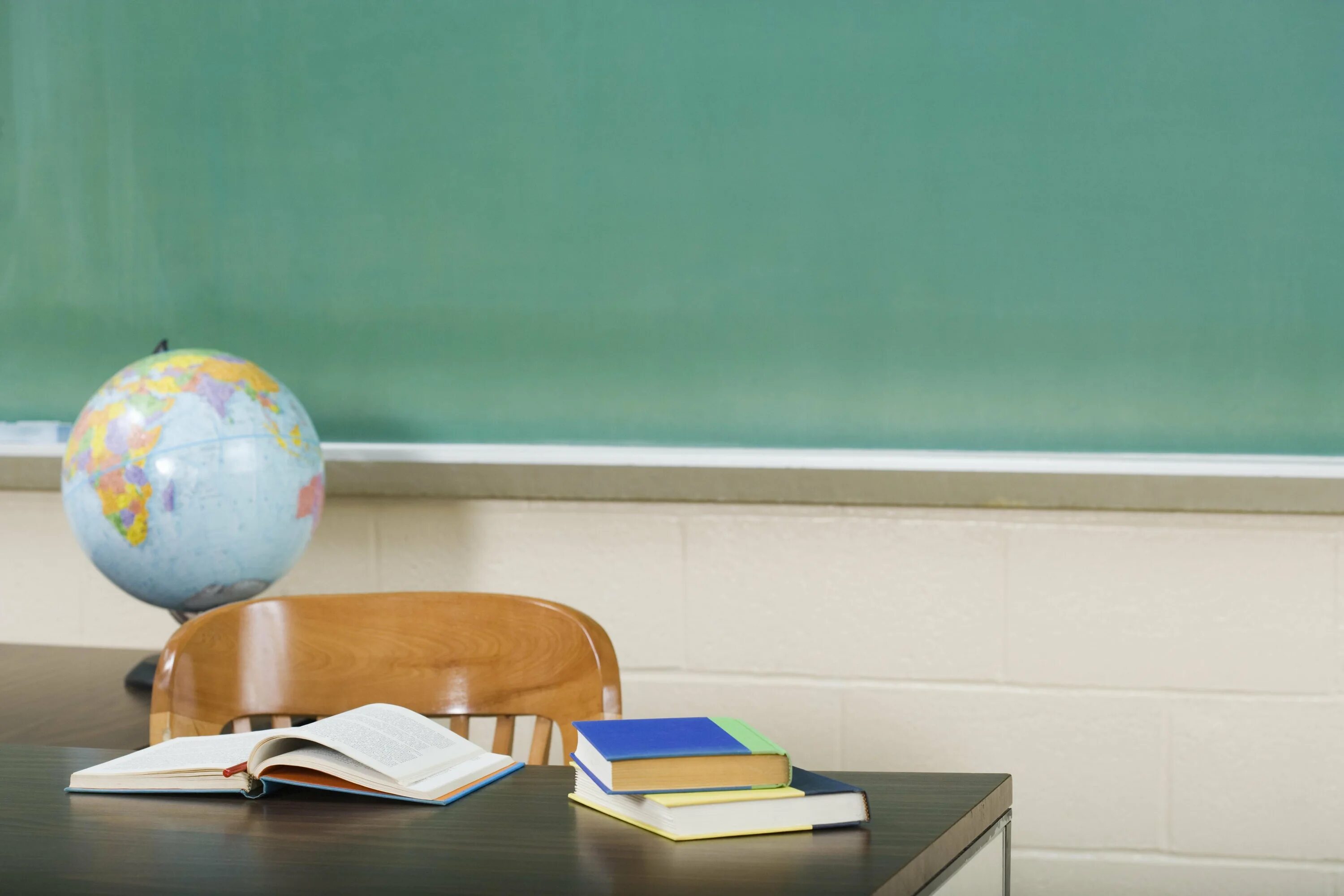 Фон учителя школа. Рабочий стол учителя. Фон для презентации школа. Школьная тематика. Школьный фон.