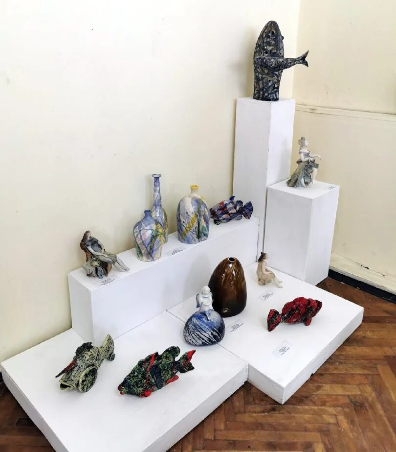 выставка художественной керамики. экспозиция керамики. название выставки гончарных изделий. русский стиль искусство абрамцево керамика. керамика выставка.