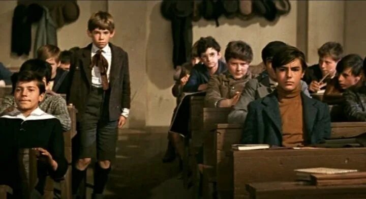 Мальчишки с улицы пала. Мальчишки с улицы пала. Скульптура какающие мальчики. 12 стульев танец беспризорников. Мальчишки с улицы пала.