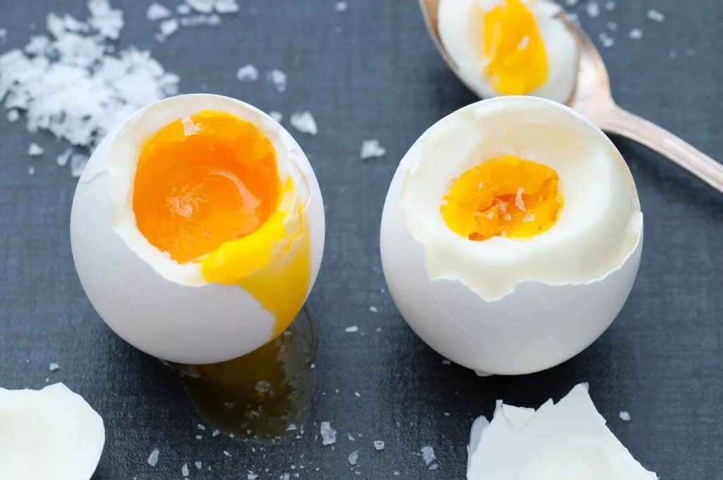 Яйца кладут в кипящую воду. Яйца всмятку в мешочек и вкрутую. Яйцо вареное всмятку. Яйцо всмятку яйца вкрутую. Яйца всмятку в кипящую.