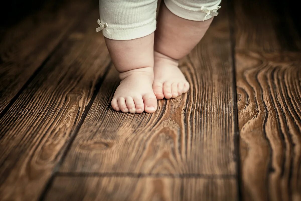 1 first step. Первые шаги ребенка. Маленькие ножки. Пол ребенка. Детский ноги.