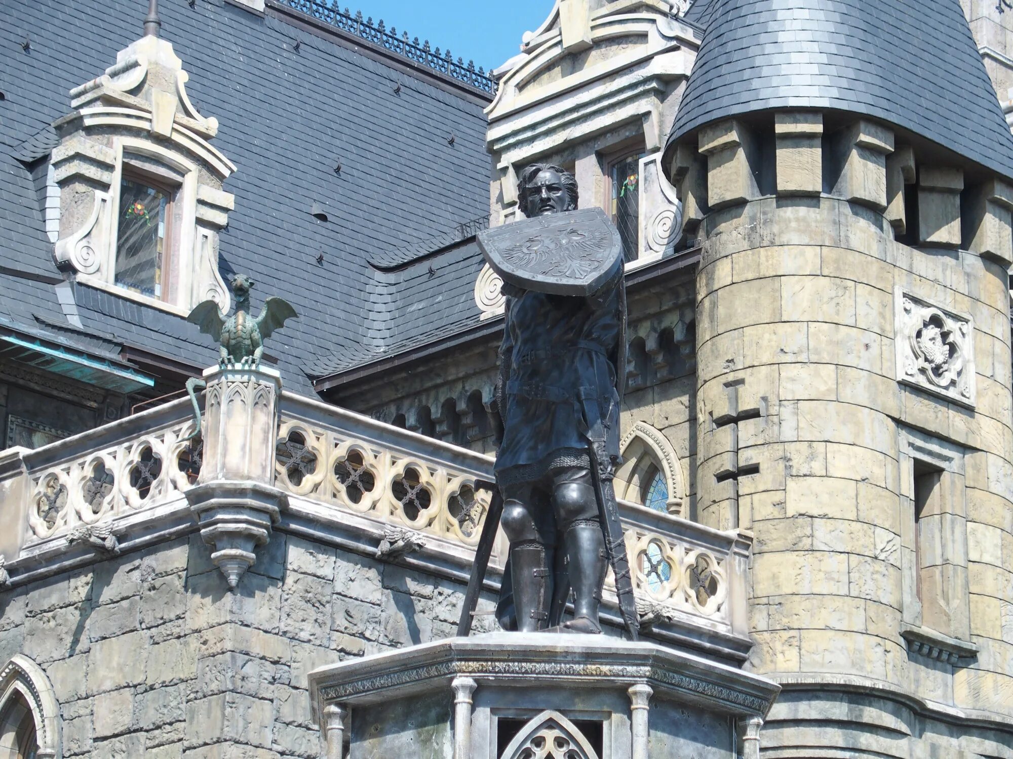 Горгулья готика архитектура. Статуи химер на фасаде собора парижской богоматери. Горгулья калининград. Фонтан горгулья мисхор. Собор в ульме гаргульи.