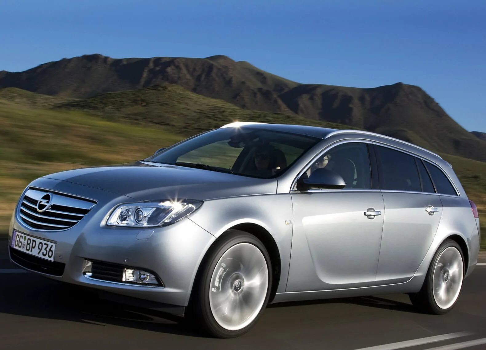 Opel insignia sport. Opel Insignia 2. Опель Инсигния 2008 универсал. Опель Инсигния 2.0 турбо. Opel Insignia Sports Tourer 2010.