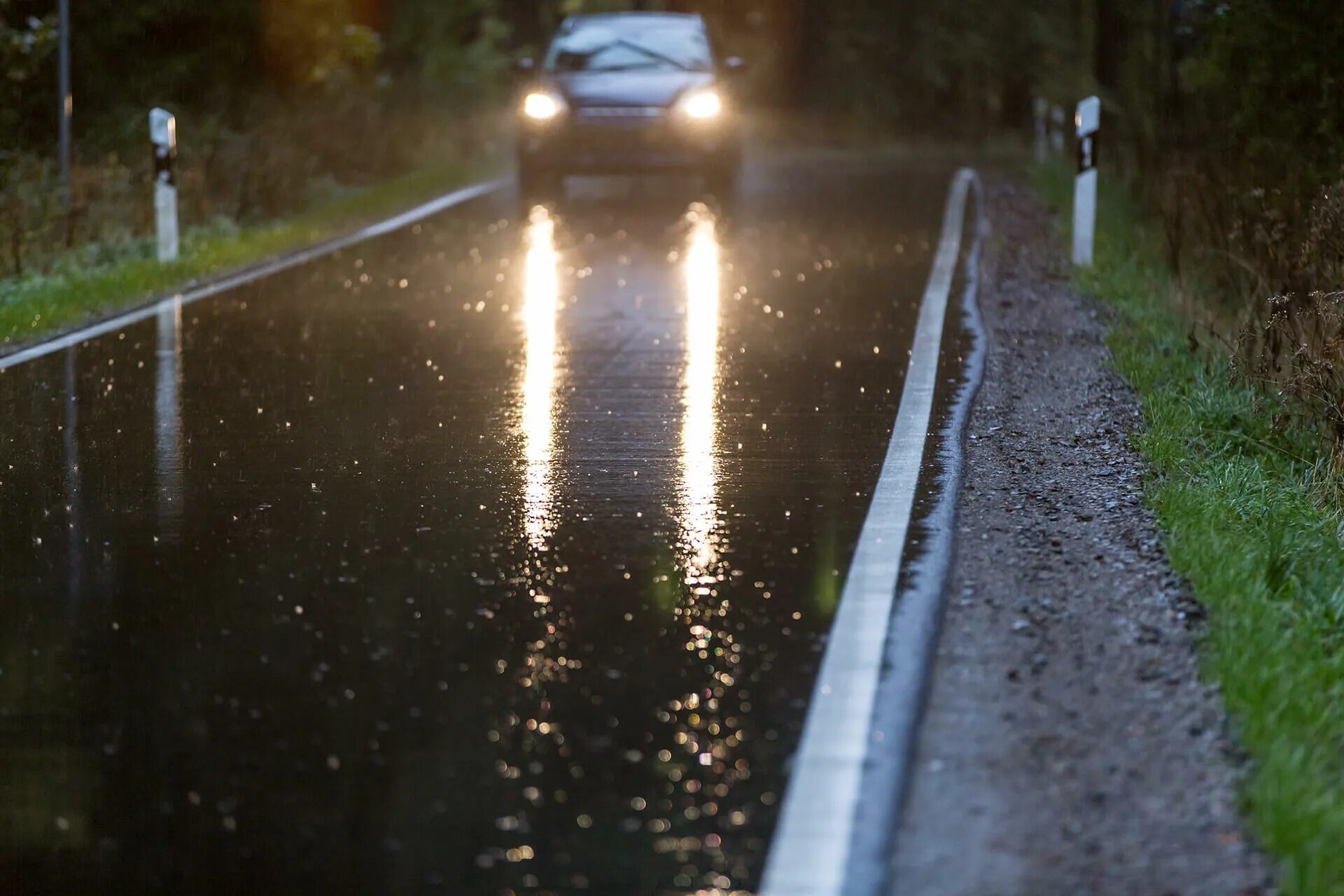 После дождя завелся. Мокрая дорога. Дорога дождь. Дорога дождь машина. Машина на мокрой дороге.