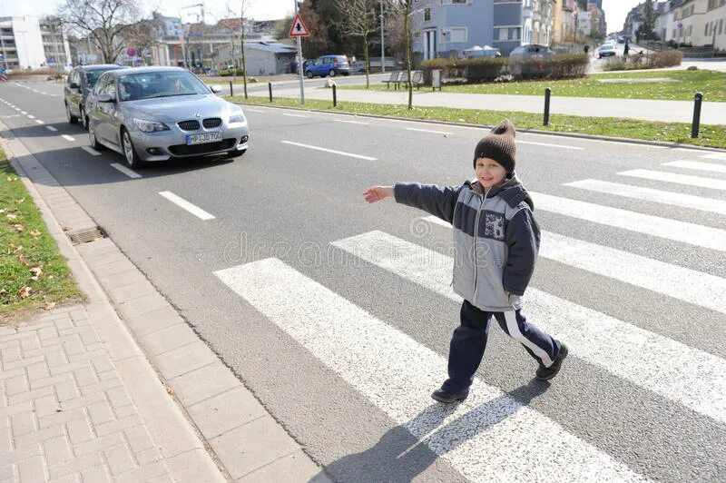 Дети пешеходы. Пешеходный переход для детей. Дети переходят дорогу. Пешеходы и машины.