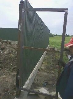 Как укрепить забор из профнастила