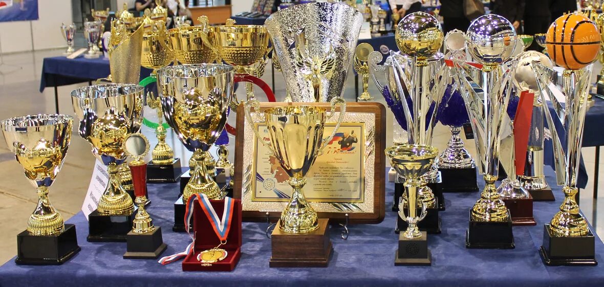 награда «кубок». спортивные награды кубки. медаль и кубок за первое место. кубки на соревнованиях. кубки для награждения.