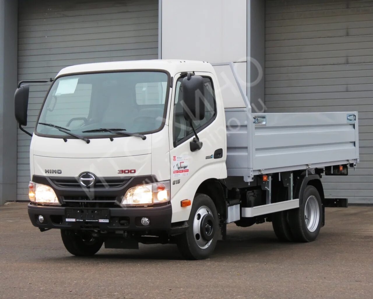 Хино б у куплю. Hino 300 xzu600l. Hino 300 7.5т. Hino xzu600l. Хино 300 самосвал.