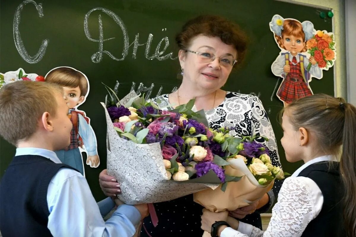 1 б класс учительницы. День учителя в школе. цветы первой учительнице. празднование дня учителя. учительница и первоклассник.