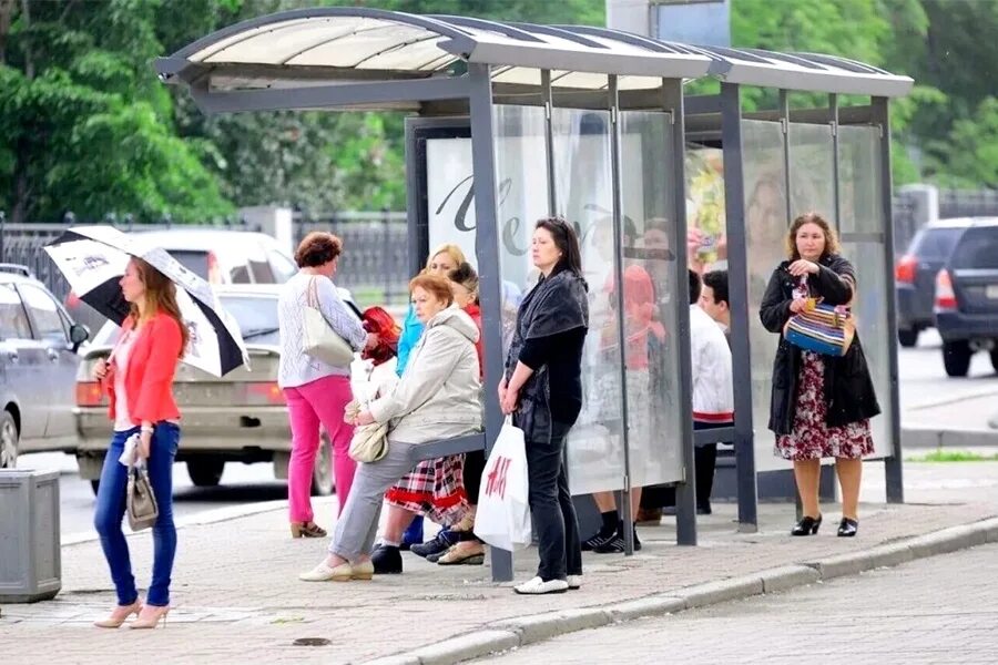 Встретил мачеху на остановке. Автобусная остановка с людьми. люди на остановке летом. люди стоят на остановке. люди ждут автобус.