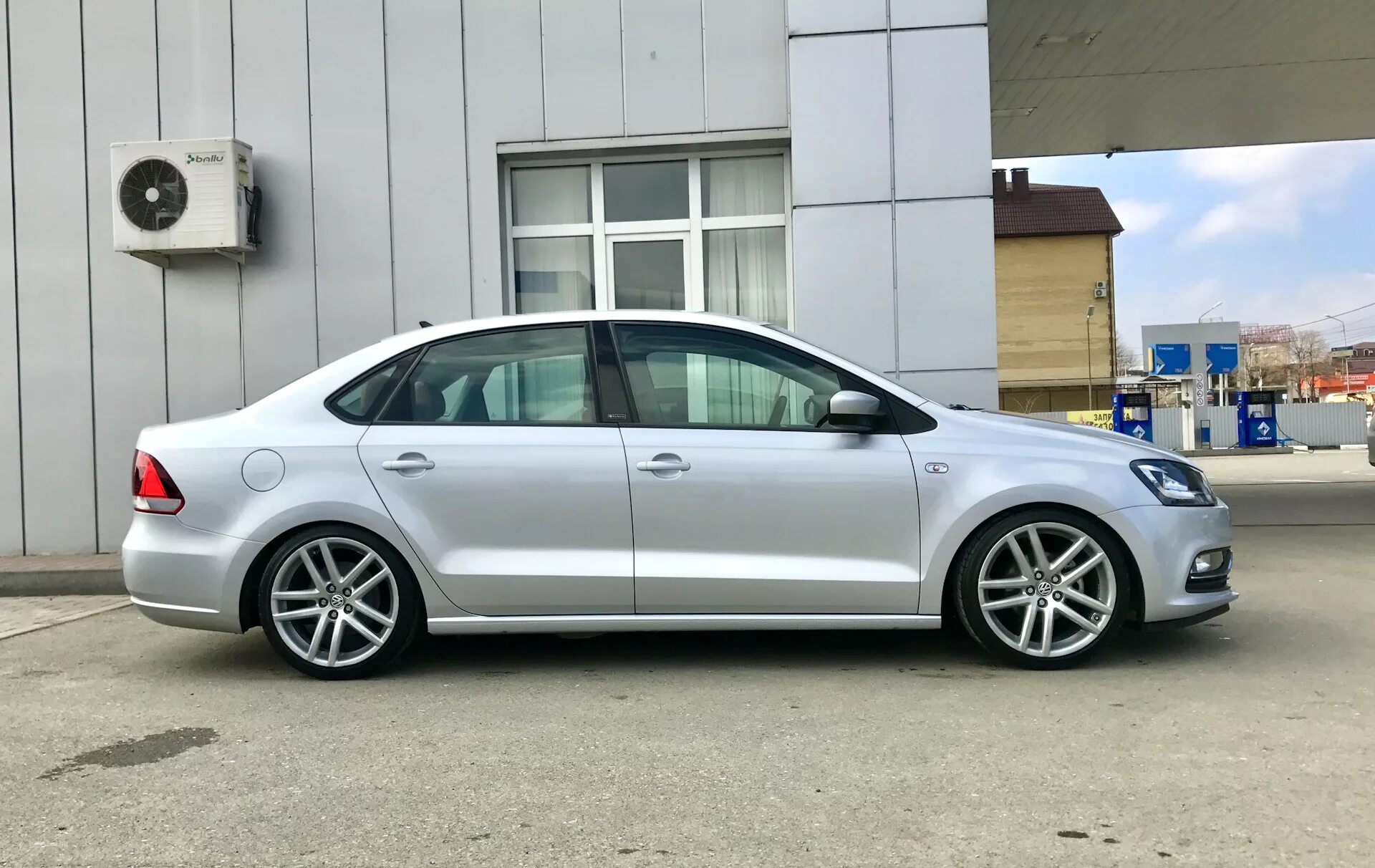 Фольксваген поло r17. VW Polo 6 r17. Диски r18 Polo sedan. Диски поло r17 rline. Поло р17