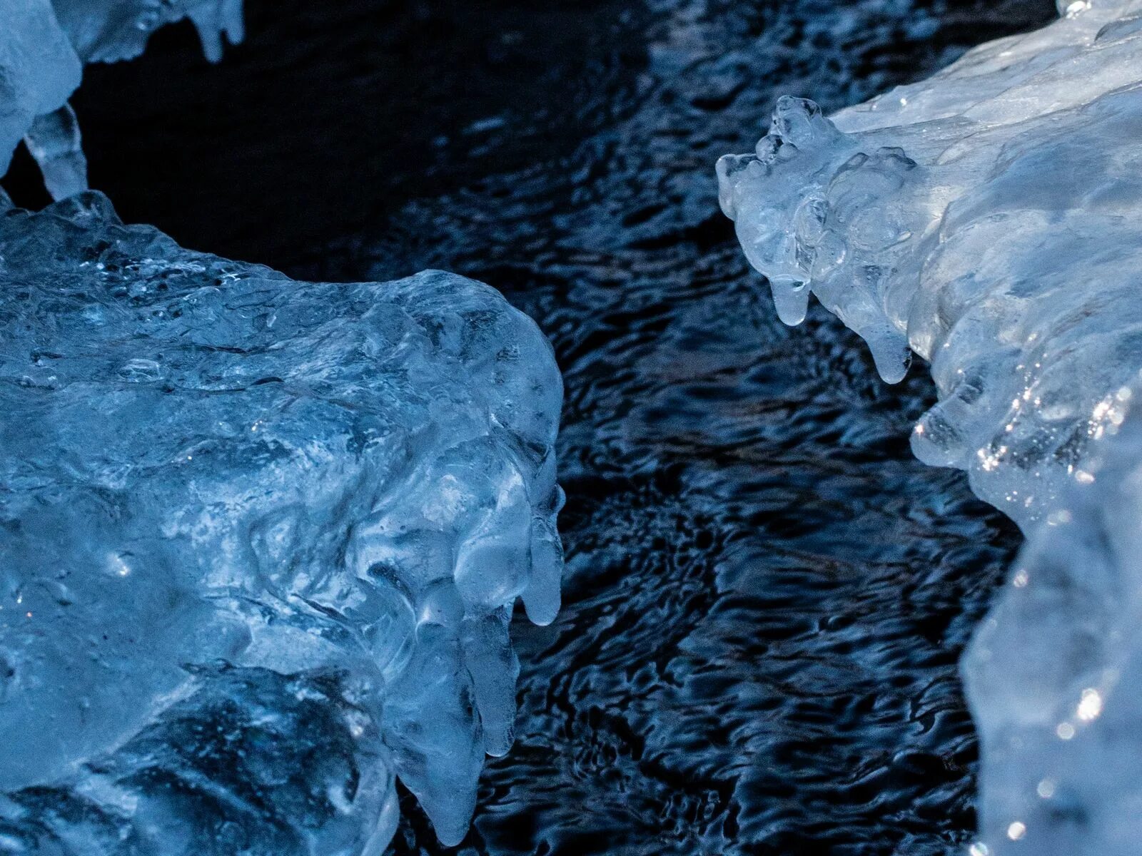 Лед в воде как называется. Тающий лед. вода со льдом. текстура льда. тает лед.