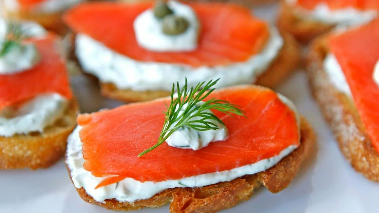 Бутерброды с красной рыбой. Как сделать бутерброды с форелью. Как сделать бутерброды с форелью. Как сделать бутерброды с форелью. Бутерброды с форелью.
