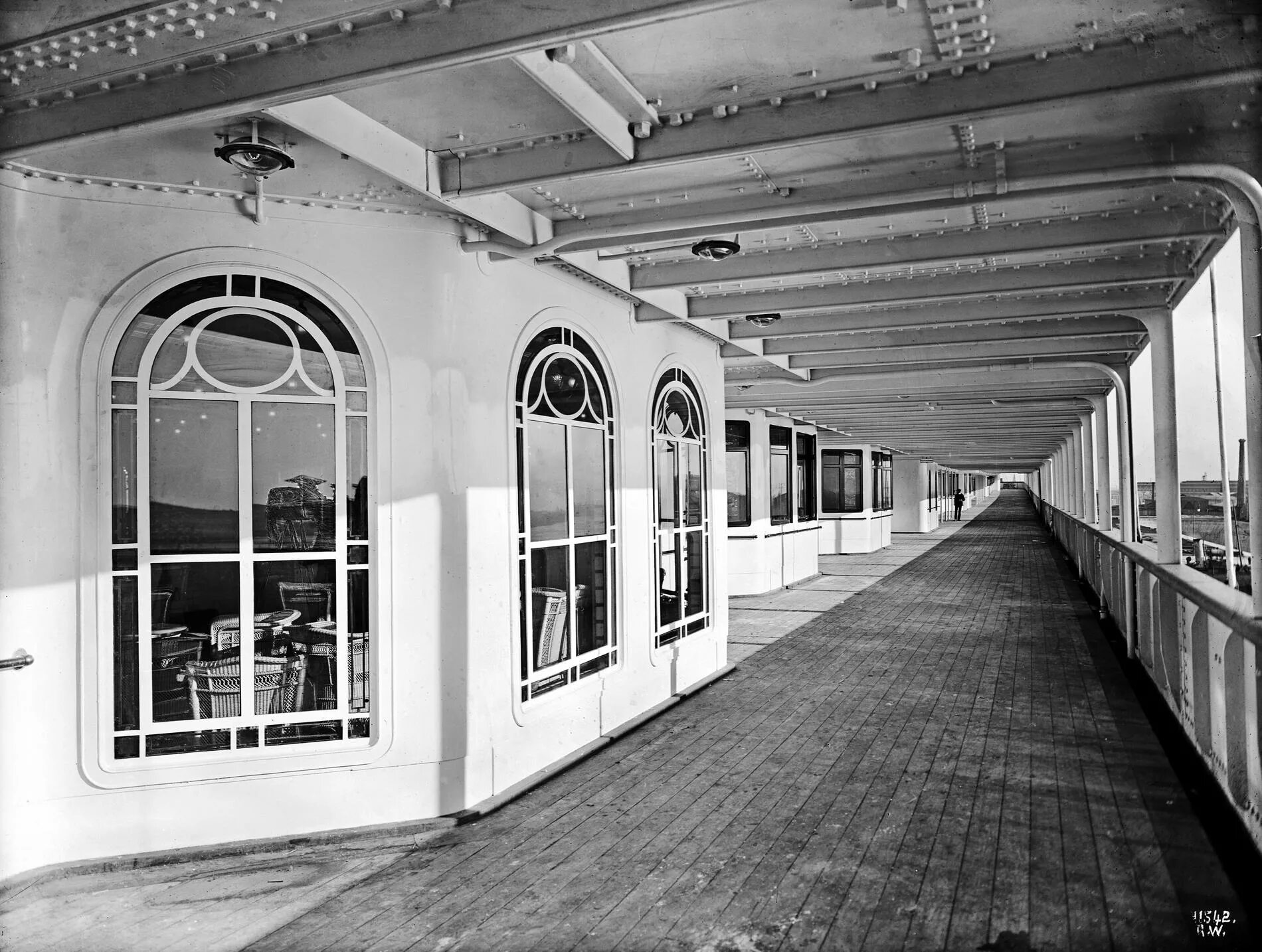 Прогулочная палуба. RMS Olympic 1911. Прогулочная палуба Титаника. Титаник палуба променад. RMS Titanic Promenade.