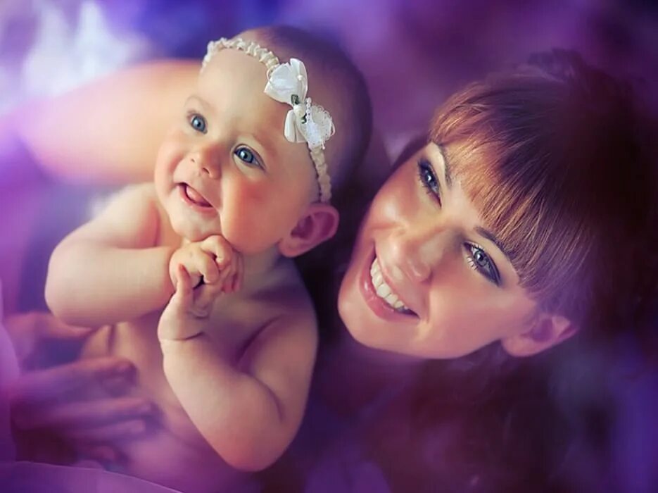 Бана мама. День матери. Красивая мама. С днём матери картинки красивые. Счастливые глаза ребенка.