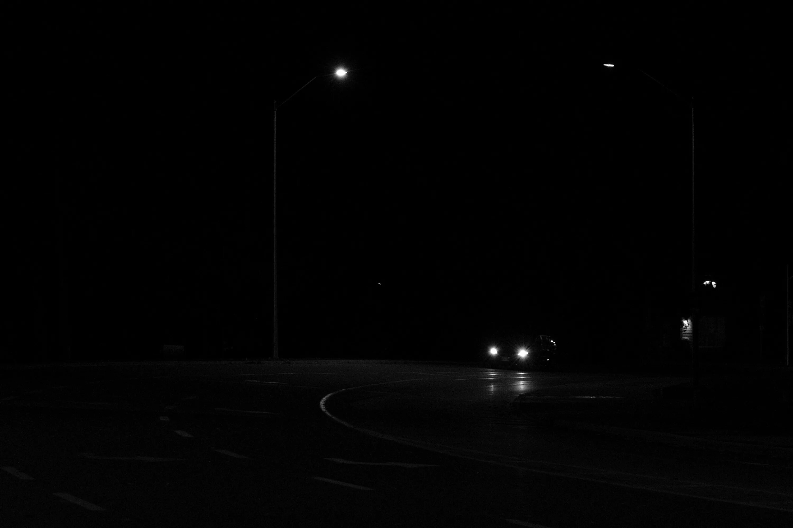 Темные дороги 2017. Пустая дорога ночью. Ночная дорога. Дорога сбоку ночью. Черная ночь.