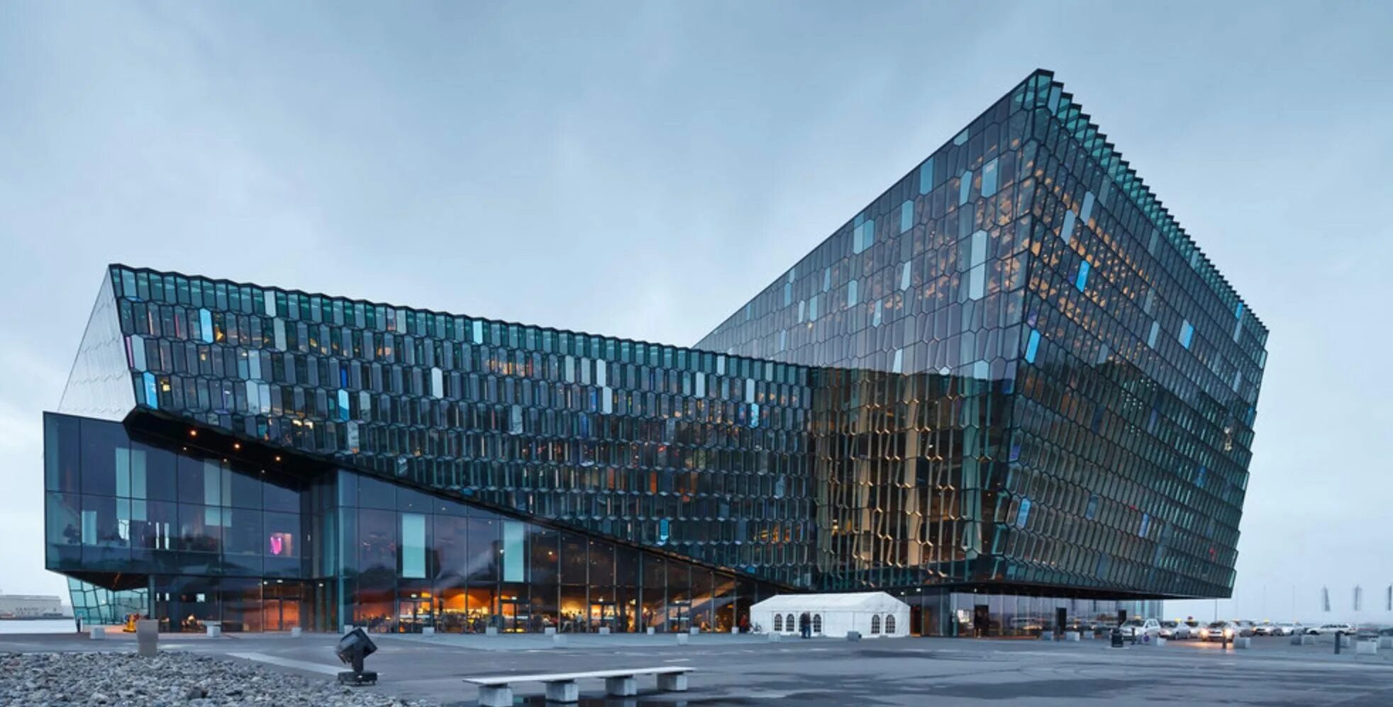 Включи том здания. Концертный зал Харпа Рейкьявик Исландия. Harpa Concert Hall Henning Larsen Architects Исландия. Концертный зал Харпа (Harpa Blue hour). Харпа зал Harpa в Рейкьявике концертный.