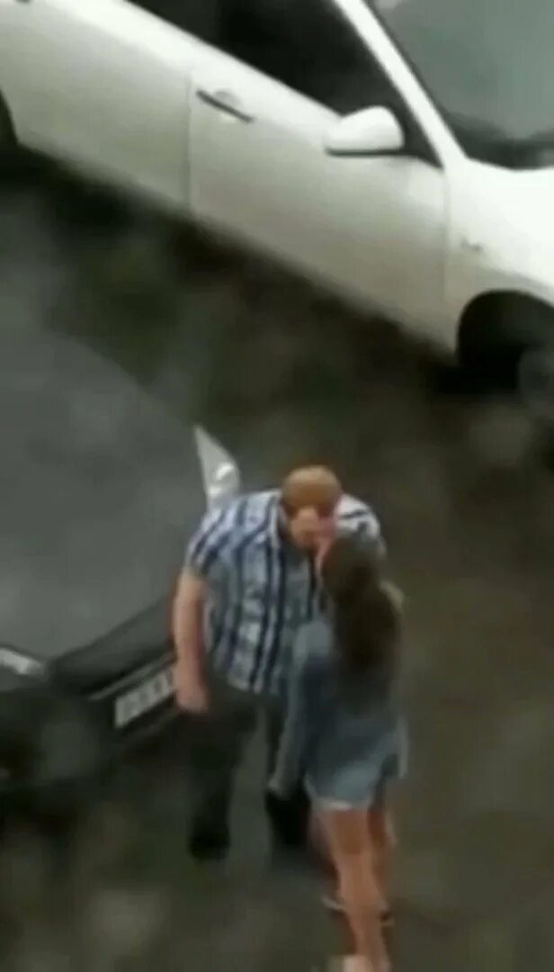 Ударил девушку по лицу