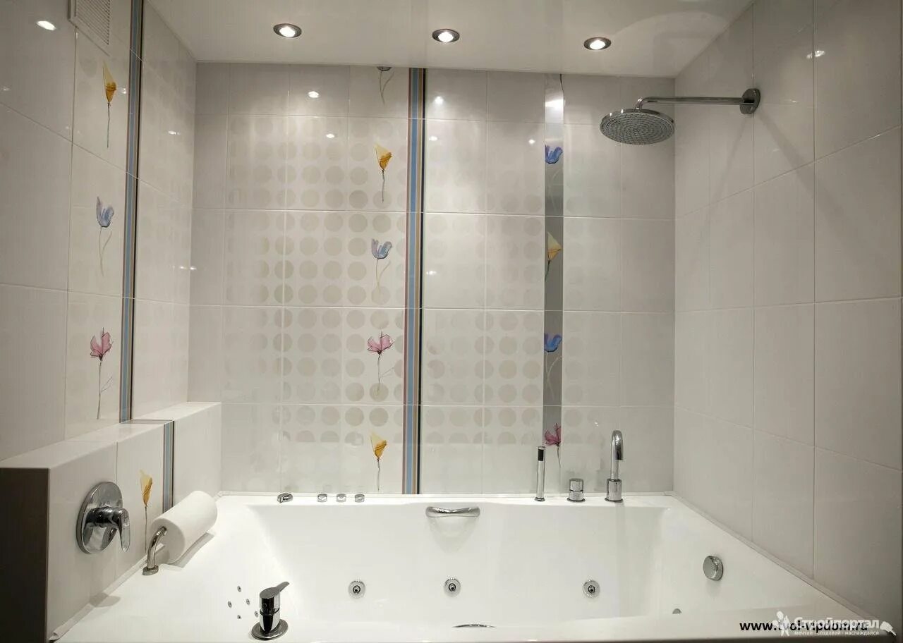 Ванная комната стеновыми панелями. Ванна обшитая панелями. Панель ПВХ для ванной комнаты. Отделка душевой комнаты пластиковыми панелями. Ванна из пвх своими руками