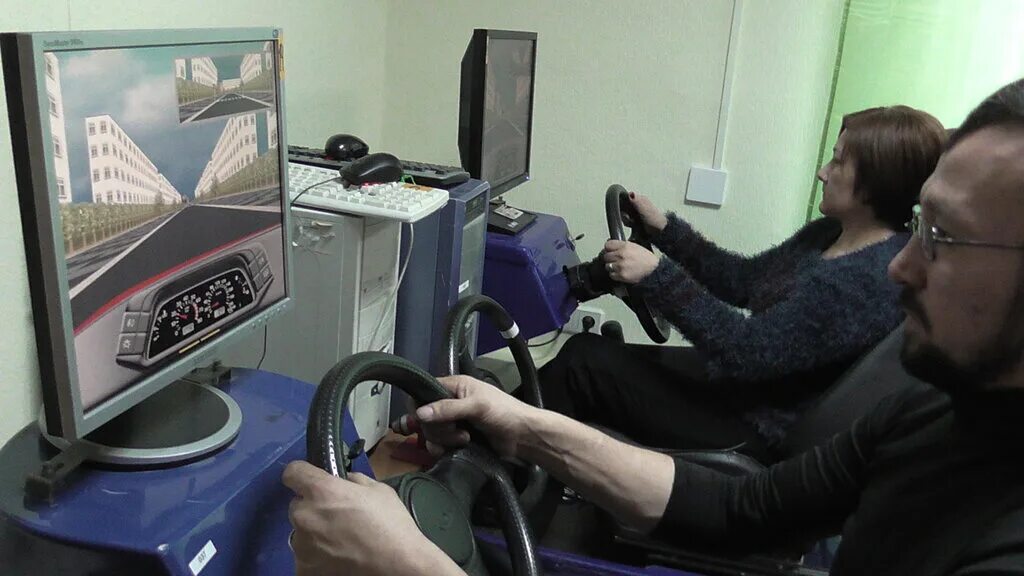 вождение автомобиля. как открыть автошколу. занятие с инструктором по вождению. как открыть автошколу. инструктор автошколы.