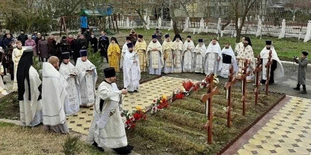 Нападение на церковь. Кизляр православный храм. Православная Церковь в Кизляре. Церковь Кизляр Дагестан Антонников. Церковь в городе Кизляр на кладбище.