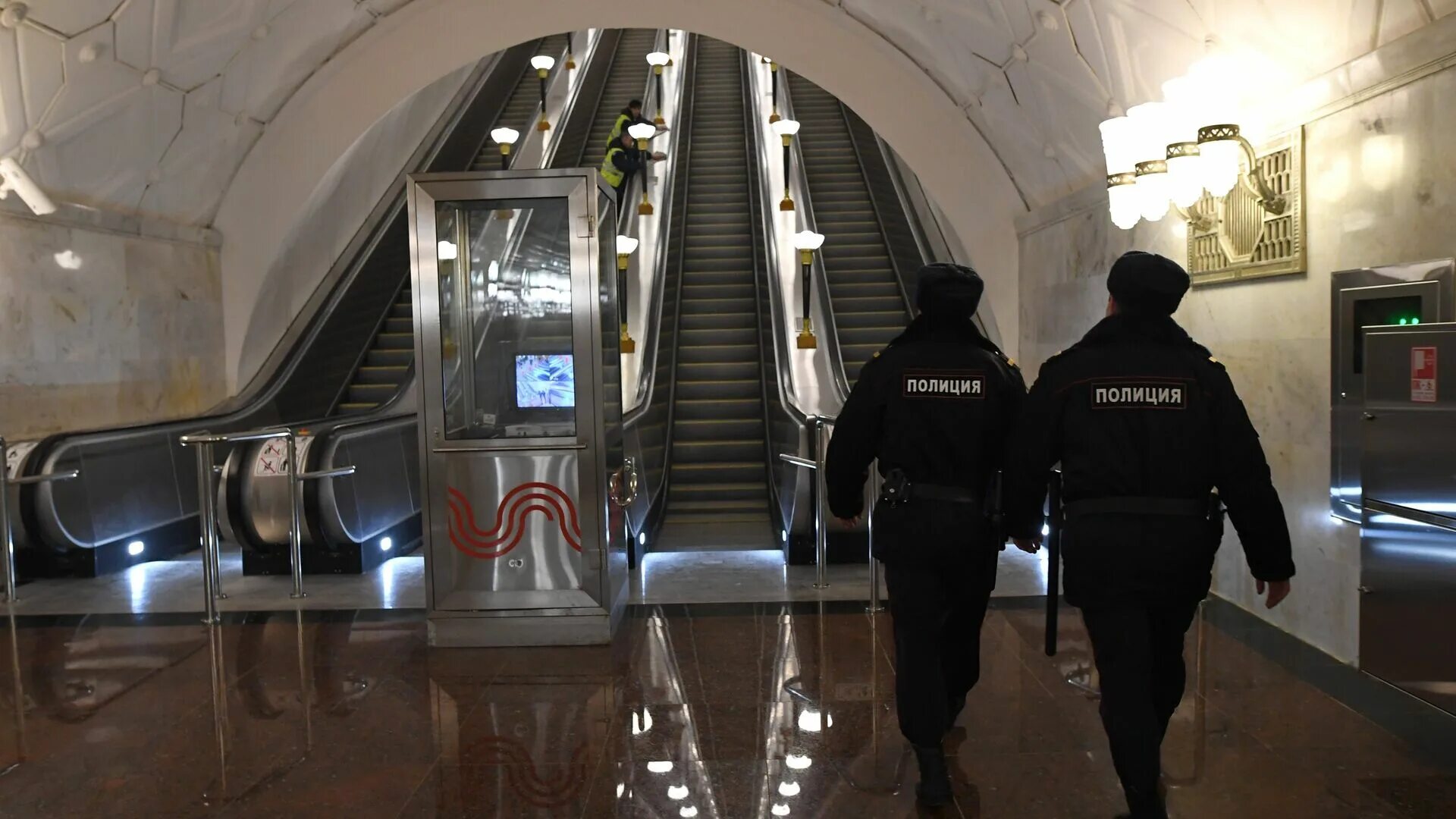 8 московский метрополитен. Задымление в Московском метро на станции спортивная Русич. 4 Отдел полиции на Московском метрополитене станции. Станция спортивная Московский метрополитен. Полиция метрополитена Москва.