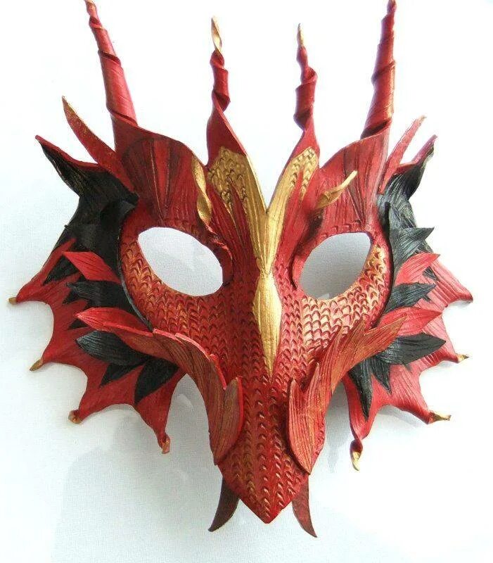 Маска 5 2 выпуск горыныч. Маска красного дракона ДНД. Маска Tiamat. Карнавальная маска дракона. Маскарадная маска дракона.