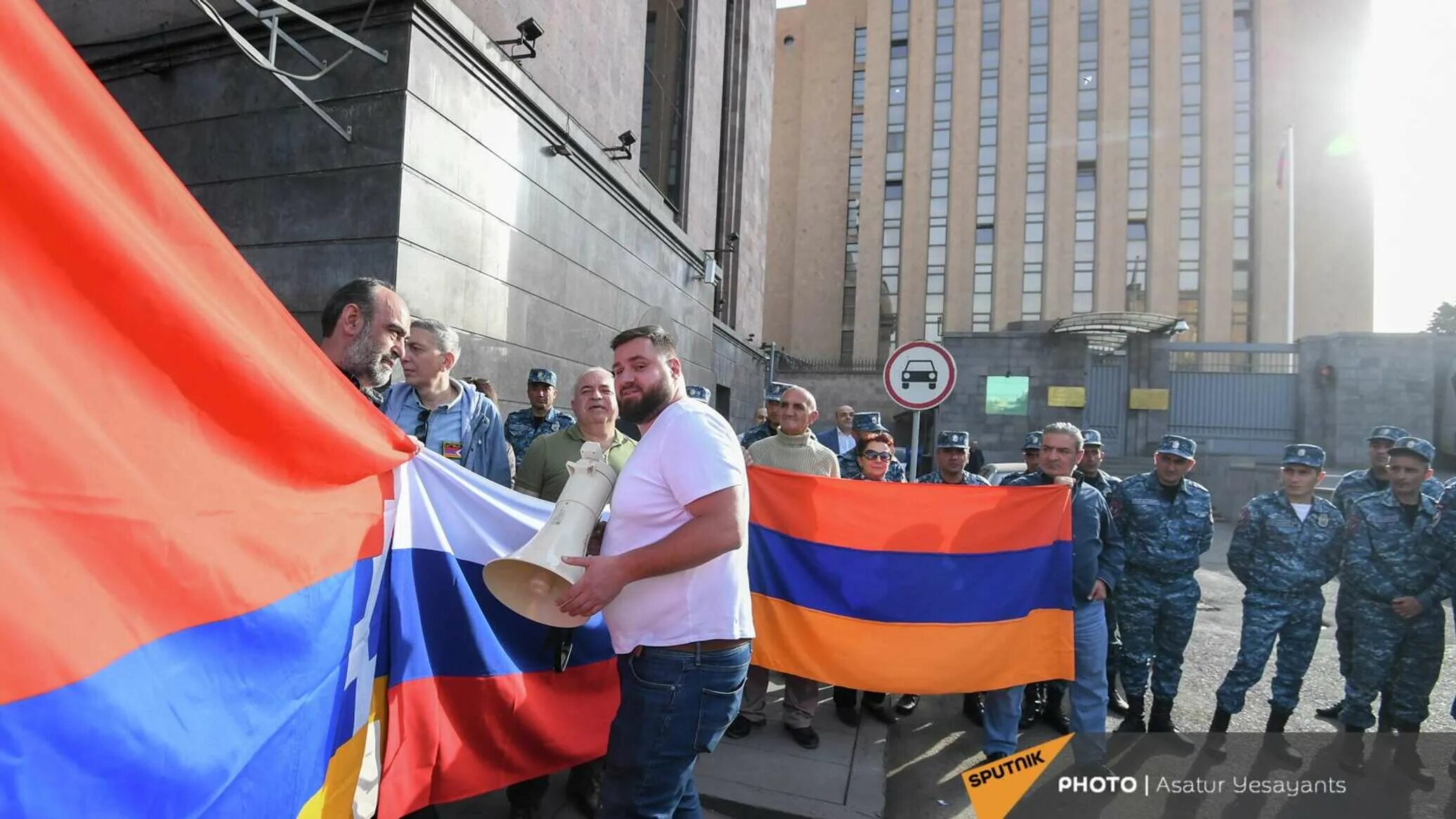 Вести армяне. Митинг в Ереване. Украинцы в Ереване. Армения митинг Россия. Митинги в Армении в поддержку Украины.