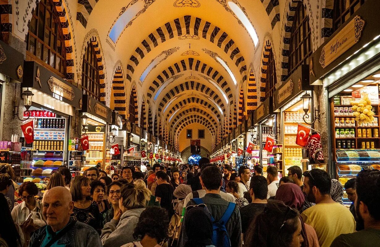 Стамбул часовой. Египетский рынок в Стамбуле. Египетский базар и Гранд базар. Египетский базар Стамбул золото. Золотой рынок в Стамбуле.
