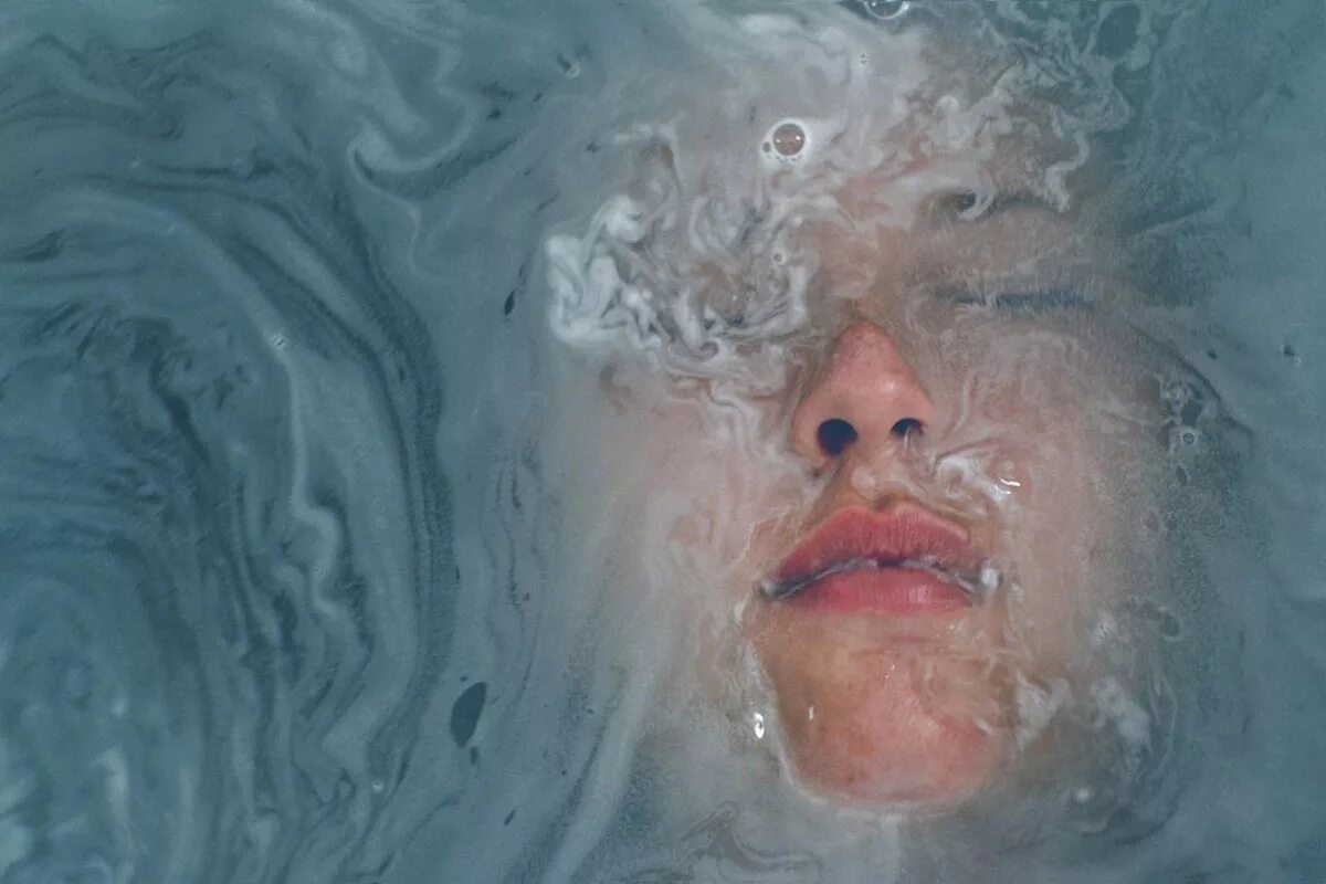 девушка топит в ванной