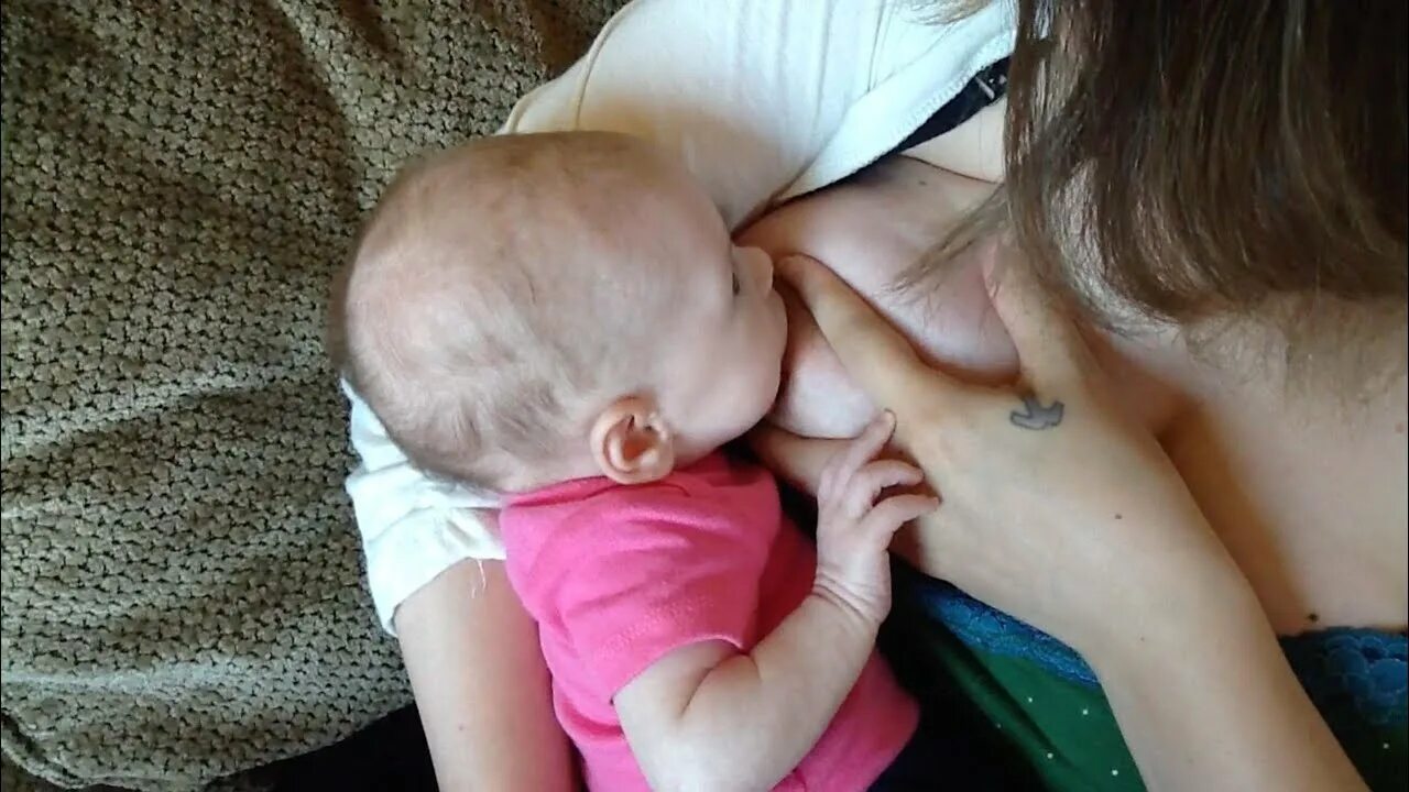 Грудное вскармливание видео. Latch Breastfeeding. Кормит грудью на камеру. Extended Breastfeeding. Вскармливание видео