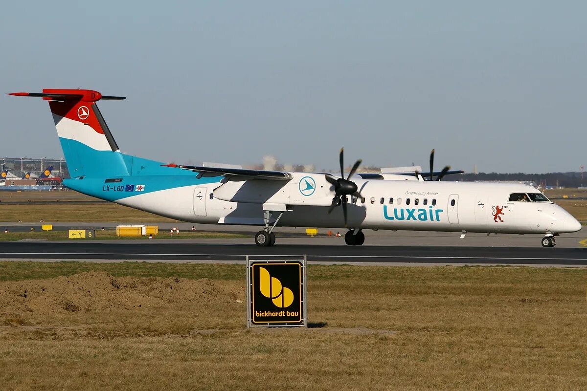 Бомбардье DHC-8 q400. De Havilland DHC-8 Dash 8-400. De Havilland Canada DHC 8 400. De Havilland Canada DHC-8-400 Dash 8.