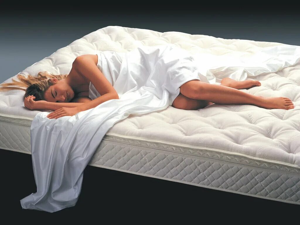 Спать на мягком матрасе. Кровать с ортопедическим матрасом. Сон на матрасе. Матрасы для сна на кровать. Удобная кровать с матрасом.