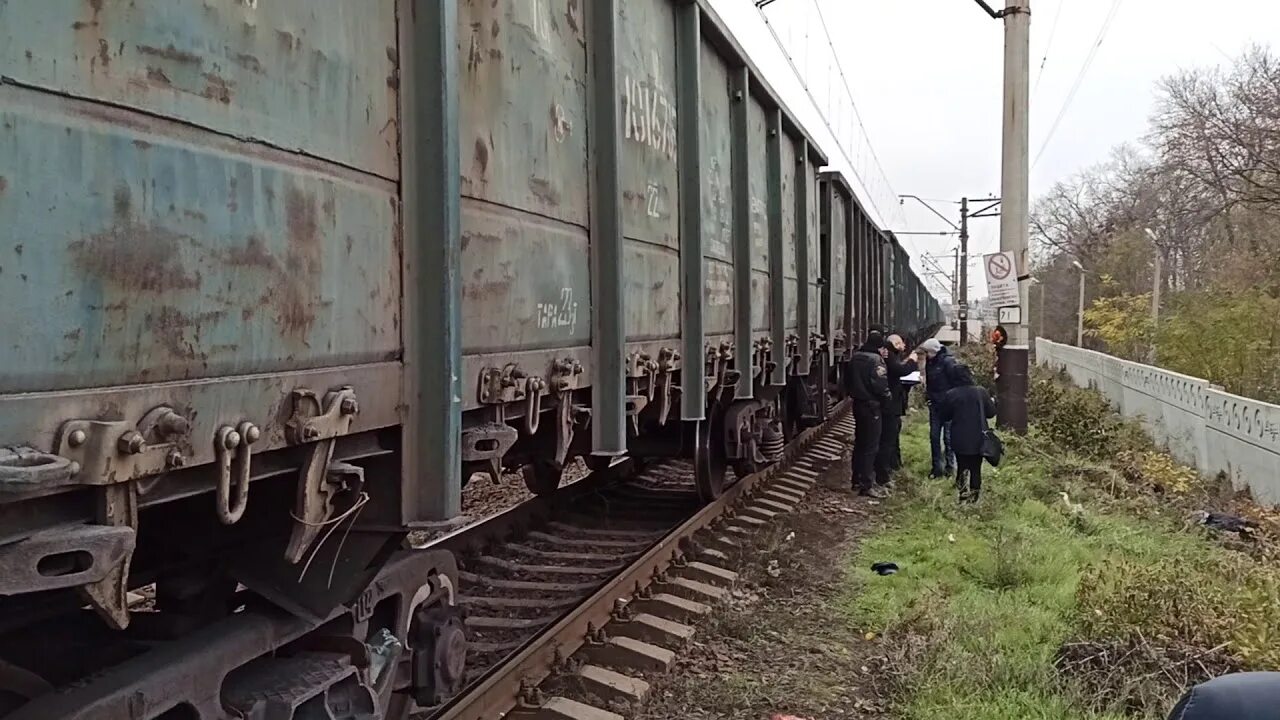 Не заметила поезд. Запорожье поезд. Электричка Запорожье Мелитополь. Запорожье железная дорога. 4 Подростка сбил поезд грузовое.