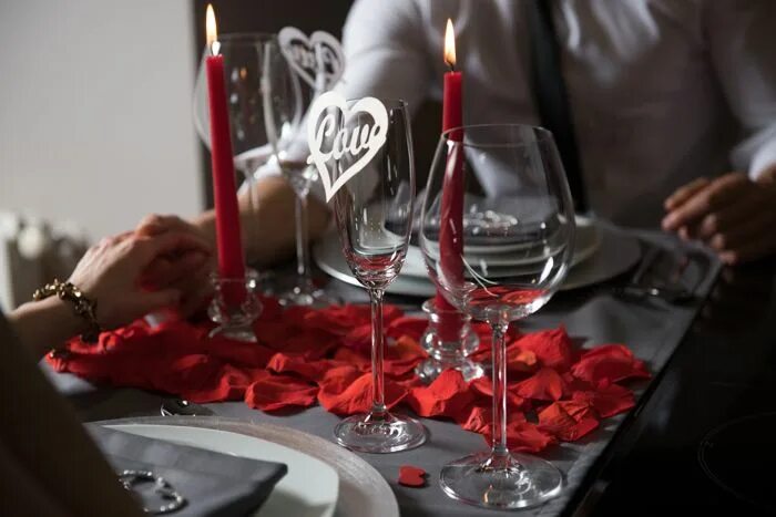 Романтический ужин на 14 февраля. Сервировка стола для романтического ужина. украшение стола для романтического ужина. стол для романтического ужина. украшение ресторана на 14 февраля.
