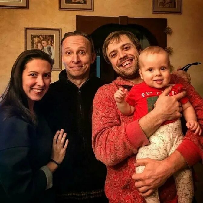 уральские пельмениctvmb. уральские пельмени семьи актеров. рожков уральские пельмени жена. семья рожкова из уральских. семья сергея исаева из уральских.