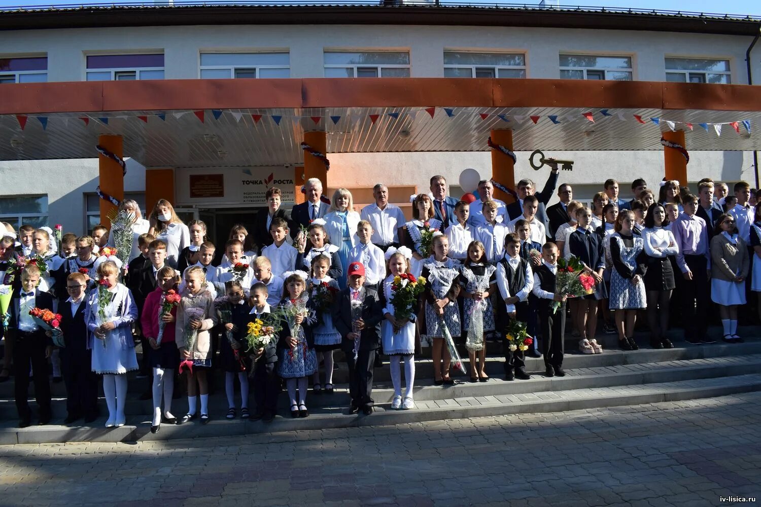 Выпуск школ 2016. Лисичанская многопрофильная гимназия. Ивано Лисичанская СОШ. Лисичанский лицей 17. Ивано-Лисичанская СОШ 2016 1 класс.