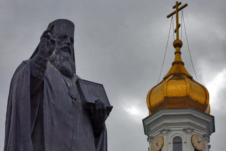 Памятник святителю Димитрию Ростовскому. Ростов памятник святому Дмитрию. Памятник Димитрию Ростовскому Ростов на Дону. Вокруг головы святого