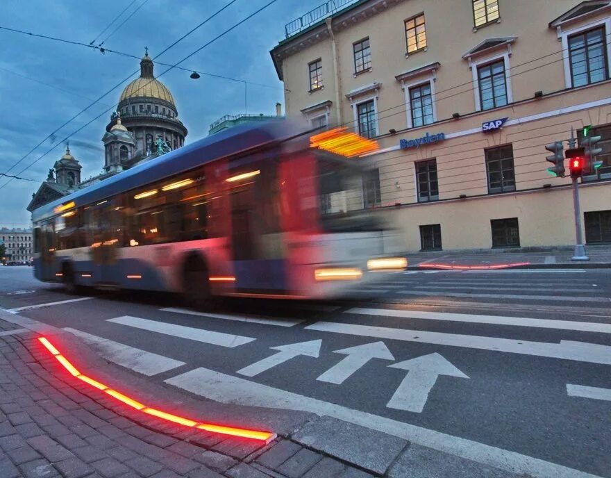 Светофор санкт петербург. Светофоры в Санкт-Петербурге. Светофоры в Питере. Наземный светофор. Лежачий светофор.