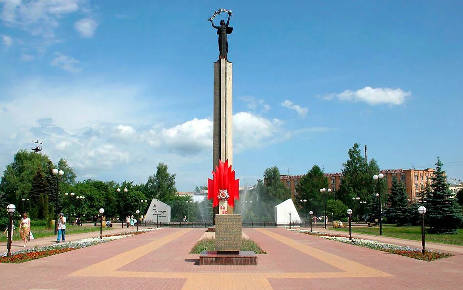 Пл победы калуга. Калуга площадь Победы монумент. Памятник на площади Победы Калуга. Площадь Победы Калуга памятник Родина мать. Площадь Победы, Калуга, площадь Победы.