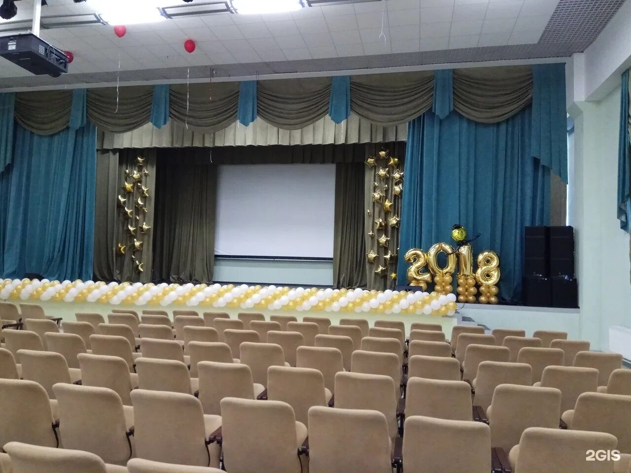 украшение сцены на выпускной. украшение сцены на выпускной вечер. украшение актового зала на выпускной. украшение зала шарами на выпускной. украшение шарами на выпускной в школе.